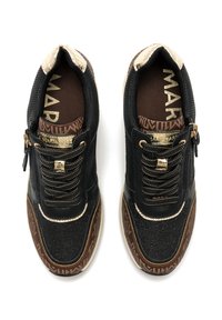 Sneaker neri con tessuto testurizzato, dettagli dorati e una cerniera. Presenta una suola marrone con motivo e una fodera interna con logo.