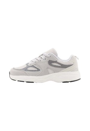 Baskets blanches et grises avec panneaux en mesh et suède, fermeture à lacets, semelle rembourrée et semelle extérieure noire.