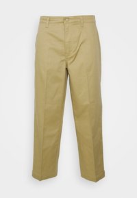 Pantalon en coton couleur beige avec une coupe droite, doté d'une fermeture à bouton à l'avant, de passants de ceinture et de lignes épurées sans embellissements.