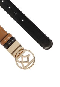 Curea din piele neagră și maro cu o cataramă circulară aurie, ce prezintă un design intricate al logo-ului. Multe găuri de ajustare pe curea.