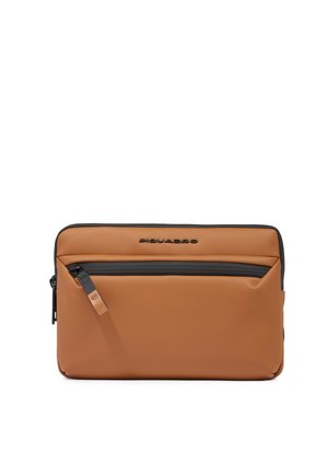 Rechteckige Tasche mit schwarzer Reißverschlusstasche und eingeprägtem Piquadro Markennamen auf der oberen Vorderseite.