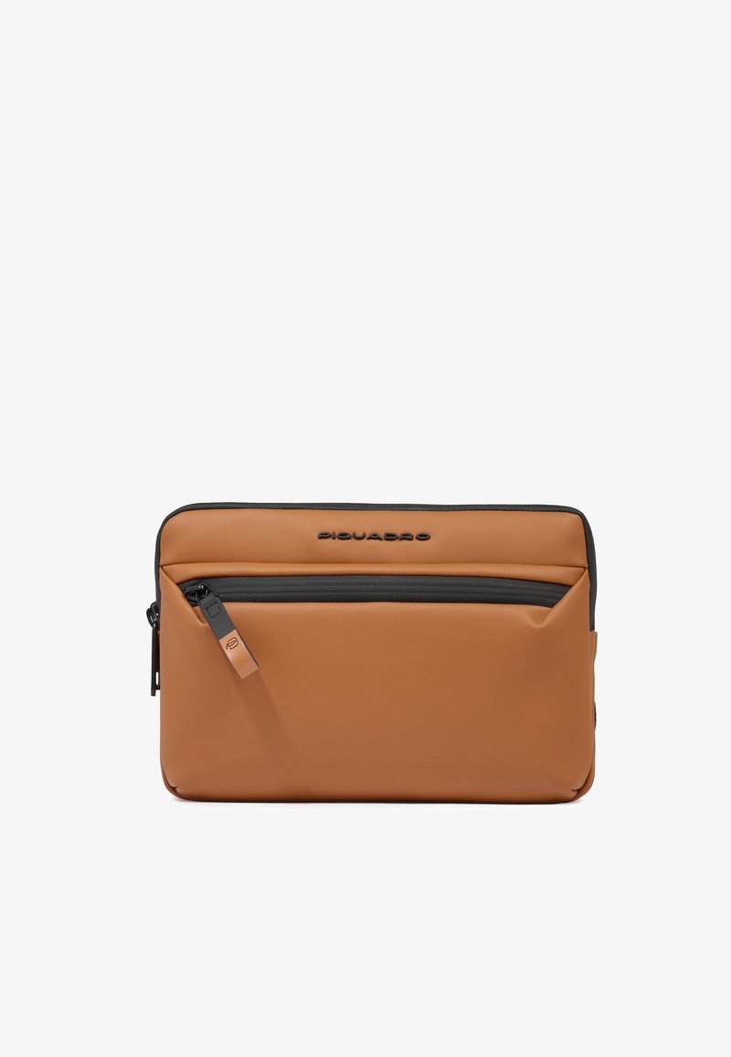 Pochette rectangulaire brun tan avec une poche à fermeture éclair noire et le nom de la marque Piquadro embossé sur le dessus côté avant.
