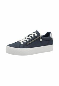Sneaker in pelle blu navy con lacci bianchi, zip laterale e suola in gomma bianca strutturata; presenta dettagli metallici sul tallone.