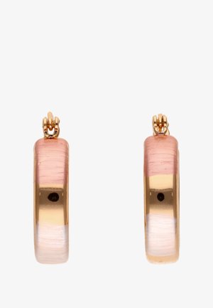 Orecchini a cerchio in tonalità oro con una finitura gradiente liscia in rosa e bianco. Presentano una chiusura per una sicurezza maggiore e una superficie lucida.