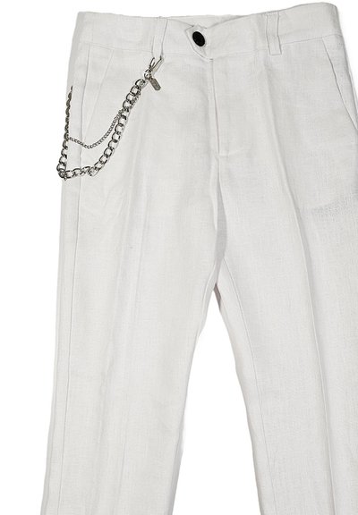 Pantaloni bianchi in lino con taglio dritto, pieghe frontali, un bottone nero e un accento di catena argentata attaccato al passante della cintura.
