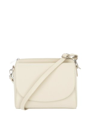 Kremowa skórzana torba na ramię z regulowanym paskiem, przednią klapką i zamkiem błyskawicznym na białym tle.