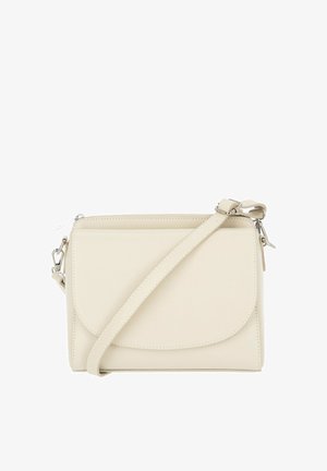 Kremowa skórzana torba na ramię z regulowanym paskiem, przednią klapką i zamkiem błyskawicznym na białym tle.