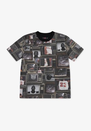 T-shirt avec impression intégrale de télévisions vintage montrant des scènes de basket-ball, des joueurs et des paniers, avec les détails du maillot numéro 23.