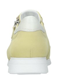 Baskets en suède jaune avec un empiècement en cuir blanc au talon, côtés texturés et semelle en caoutchouc blanc ; présentent une fermeture éclair sur le côté.