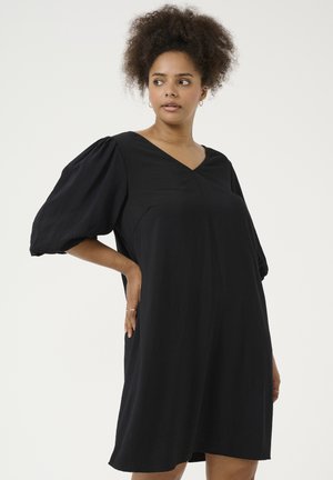 Abito nero con scollo a V e maniche a sbuffo, realizzato in tessuto leggero. Il design è morbido con una silhouette dritta.