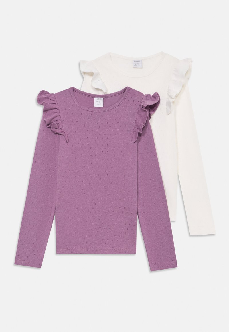 Zwei Langarmshirts: eines in Lavendel mit Rüschendetails und strukturiertem Muster, das andere in Weiß mit ähnlichen Rüschen. Beide haben einen Rundhalsausschnitt.