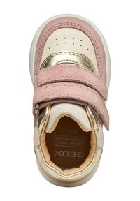 Sneaker in velcro con tomaia in suede rosa e dettagli metallici dorati, dotata di suola color crema e design della punta perforato.
