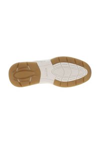 Semelle de sneaker blanche avec une semelle extérieure en caoutchouc texturé et des accents marron. Présente un motif rainuré pour une meilleure adhérence et des détails de la marque.
