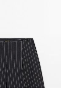 Pantalons noirs à rayures, avec une taille plate, des poches latérales et une coupe élégante et ajustée. Fabriqués en tissu respirant.