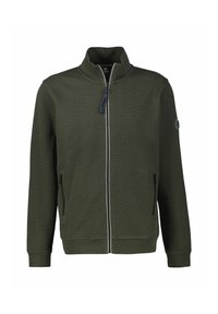 Olivgrüne Zip-Jacke mit hohem Kragen, strukturiertem Stoff, zwei seitlichen Taschen und navyblauen Reißverschlussakzenten. Kreisförmiges Logo am Ärmel.