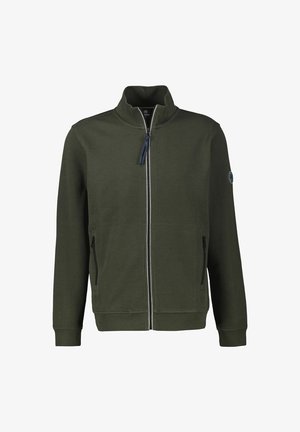 Olivegrøn lynlåsjakke med høj krave, tekstureret stof, to sidelommer og marineblå lynlåselementer. Cirkulært logo på ærmet.