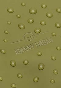Johnny Urban termék, textúrált olívazöld felülettel, bemélyített logóval és vízcseppekkel az anyagon.
