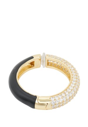 Złote kolczyki w formie kół z czarną emalią i rzędem przezroczystych kryształków po jednej stronie, prezentujące gładkie wykończenie i zaokrąglony kształt.