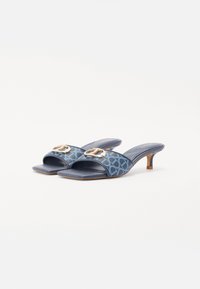 Sandales à glissière ouvertes à motifs bleus avec un petit talon, dotées d'une boucle logo en ton doré et d'un dessus en textile lisse.