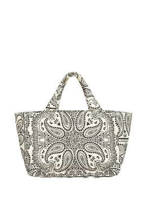 Biała torba typu tote z czarnym, misternym wzorem paisley i kwiatowym, wyposażona w dwa krótkie uchwyty i prostokątne dno.