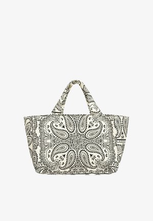 Biała torba typu tote z czarnym, misternym wzorem paisley i kwiatowym, wyposażona w dwa krótkie uchwyty i prostokątne dno.