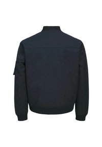 Černá bomber bunda s žebrovaným límcem a manžetami. Obsahuje šev na horní části zad a kapsu na levém rukávu. Hladká textilie.