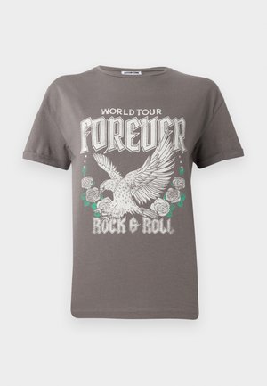 Camiseta cinza de algodão com um grande gráfico de uma águia e rosas, com o texto "WORLD TOUR FOREVER ROCK & ROLL" em letras brancas em negrito.
