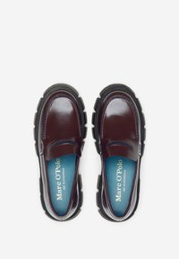 Bordeaux læder loafers med en blank finish, kontrasterende sorte gummisåler og en blå indersål med brandnavnet "Marc O'Polo."