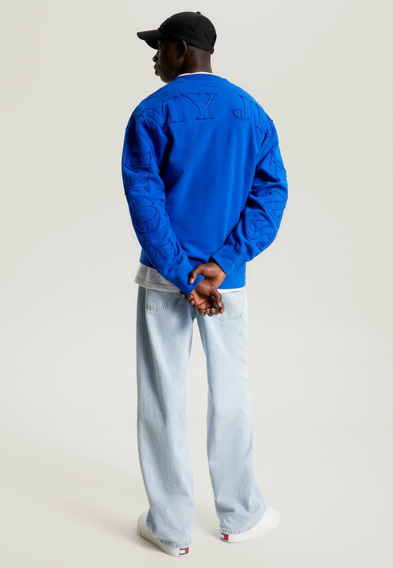 Tommy Jeans BACK LOGO APPLIQU RELAXED Sweatshirt Ultra Blue tommy-jeans-back-logo-appliqu-relaxed-sweatshirt-ultra-blue
