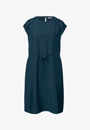 Marineblauwe jurk met een ronde halslijn, korte mouwen, strikceintuur en een subtiele gekreukte textuur. Achterzijde met sleutelgatopening voor sluiting.