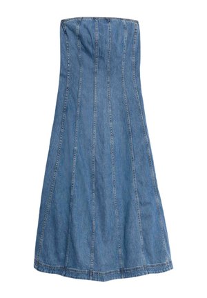 Robe sans bretelles en denim avec des coutures verticales, une jupe évasée et une couleur bleu clair. Texture lisse, sans motifs ni éléments métalliques visibles.