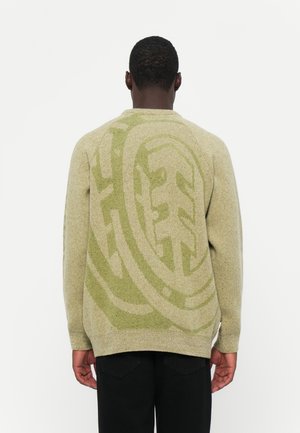 Maglione verde a maglia con un motivo testurizzato, caratterizzato da design circolari sovrapposti. Il materiale appare morbido e informale. Stile a girocollo.