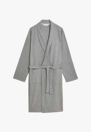 Grau gestrickter Bademantel mit einem Schalkragen, langen Ärmeln, einem Gürtel in der Taille und zwei vorderen Taschen. Glatte Textur mit einem dezenten Muster.
