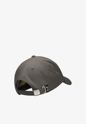 Casquette de baseball gris foncé avec une lanière réglable en métal et une petite étiquette noire avec le logo Jack Wolfskin à l'arrière.