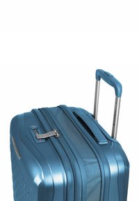 Maleta rígida azul con un diseño texturizado, cierre de cremallera, candado de combinación y un asa de aluminio retráctil.