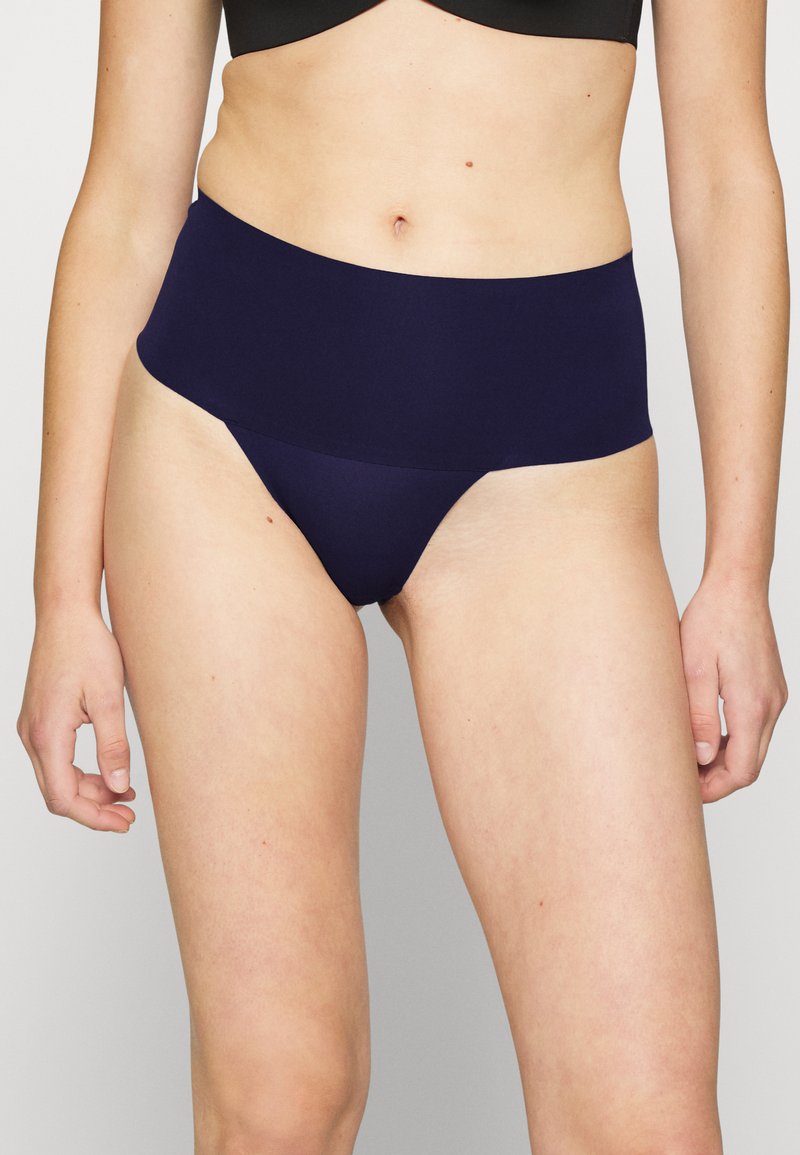 Spanx SPANXSUPERSMOOTH™ UNDIE-TECTABLE® THONG - Tanga - midnight navy