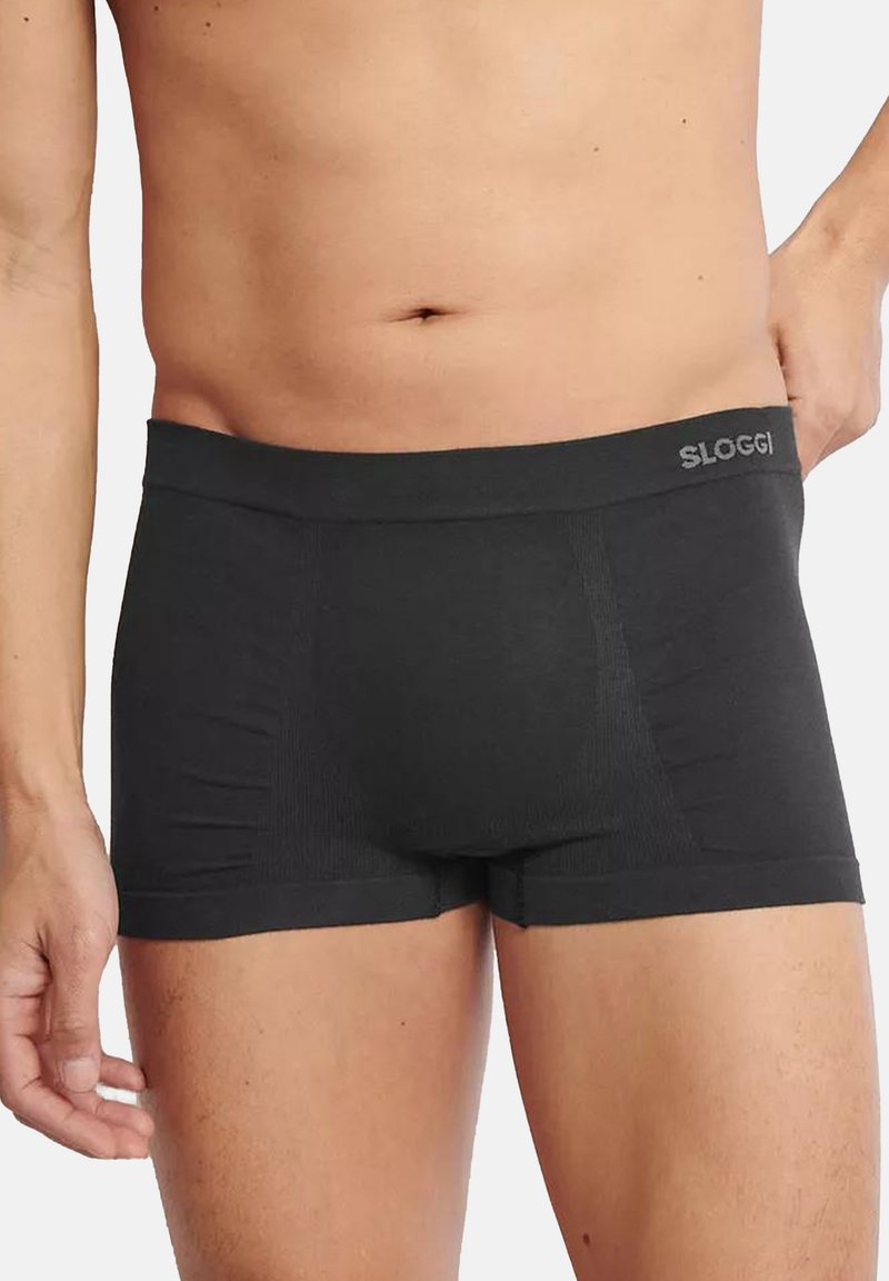 Svart bomullsboxer med en bred midja som har Sloggi-logotypen, slät yta och åtsittande design. Inga synliga mönster.