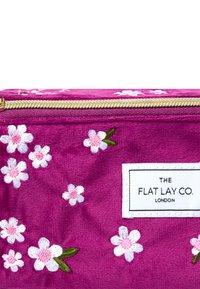The Flat Lay Co. MARSHMALLOW FLAT LAY MAKEUP BOX BAG - Trousse de toilette - plum daisy