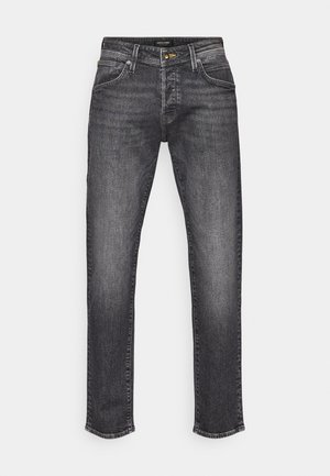 Jeans de ganga cinza escuro com corte reto, apresentando um design clássico de cinco bolsos e um desbotamento subtil. Fecho de botão de metal e zíper.