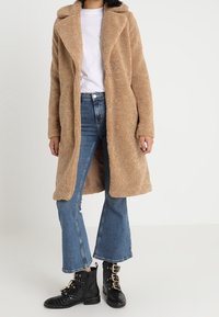 Vero Moda Tall Abrigo clásico - light brown