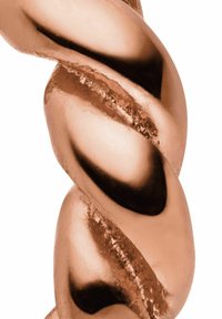 Verdrehte Roségoldmetallgestaltung mit einer glatten, glänzenden Oberfläche. Das Stück verfügt über gebogene Abschnitte und kontrastierende dunkle Akzente.