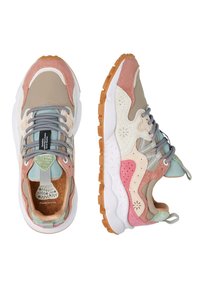 Mehrfarbige Sneakers mit einer Kombination aus Wildleder und Netzmaterialien.Mit pinken, beigen und mintgrünen Akzenten sowie einer strukturierten Gummisohle.