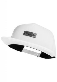 Biela baseballová čiapka s čiernym vnútrom, na ktorej sa nachádza obdĺžniková čierna logo doska s textom "Blackskies." Štruktúrovaný dizajn a snapback zapínanie.