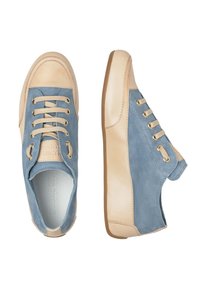 Blaue Wildleder-Sneaker mit hellbeigen Lederakzenten, Schnürdesign, runder Spitze und einer strukturierten Gummisohle.