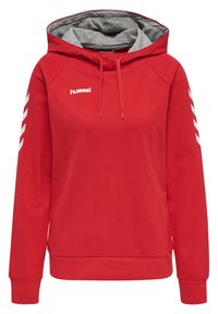 Felpa rossa con interno grigio, dotata di tasca frontale, cappuccio con coulisse e motivi a chevron bianchi sulle maniche. Logo Hummel sul petto.