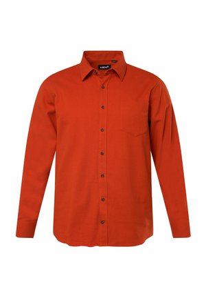 Camisa de manga larga en tela naranja sólida. Presenta un cuello con botón, un bolsillo frontal y seis botones negros a lo largo de la tapeta.
