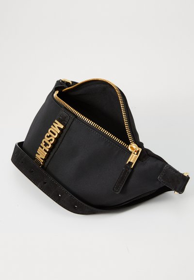 Juodas nailono maišelis su trikampiu dizainu, auksiniu užtrauktuku ir reljefiniu užrašu "MOSCHINO". Yra su suediniu dirželiu ir paminkštinta pamušalu.