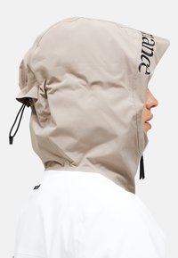 Beige Kapuzenjacke aus glattem, wasserfestem Stoff. Verfügt über verstellbare Kordelzüge und eine Logo-Akzent auf der Kapuze.