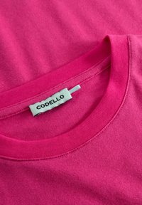 Fuchsia katoenen T-shirt met een klassieke ronde hals en ribgebreide afwerking. Heeft een wit label met "CODELLO" in het zwart gedrukt.