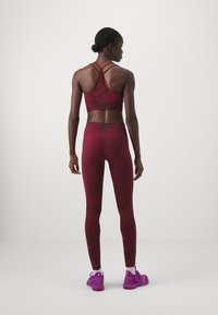 ICANIWILL DEFINE SEAMLESS TIE DYE BRA - Vidutiniškai krūtinę prilaikanti sportinė liemenėlė - red